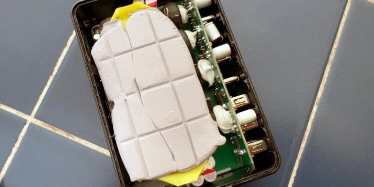 I took apart this cheap 600W charger to test its claims. What I found inside was not right