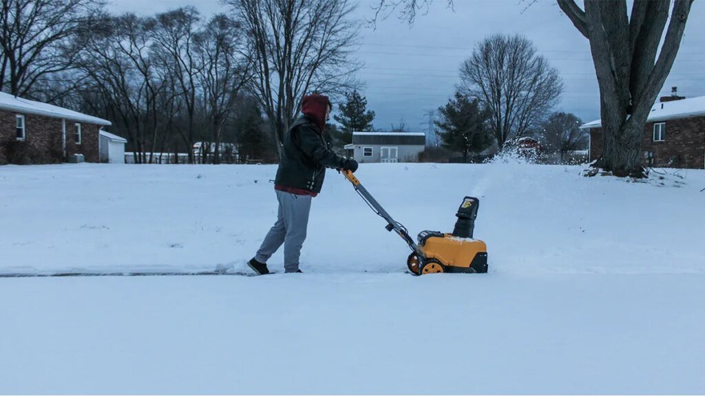 I tested DeWalt’s electric snow blower over the weekend – it put my gas model in the dirt I tested DeWalt’s electric snow blower over the weekend – it put my gas model in the dirt